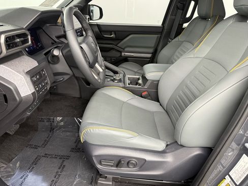 Used 2025 Toyota Tacoma Trailhunter image 15