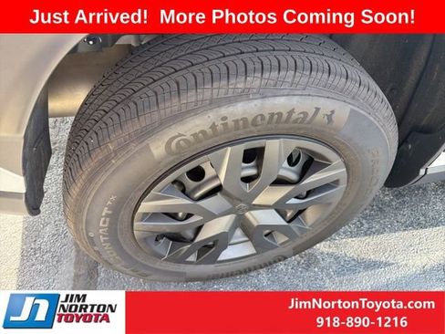 Used 2025 Toyota Corolla Cross L image 8