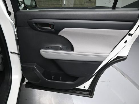 Used 2023 Toyota Highlander L FWD image 32