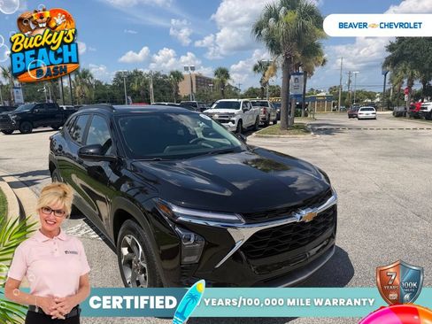 Used 2025 Chevrolet Trax LT FWD image 2