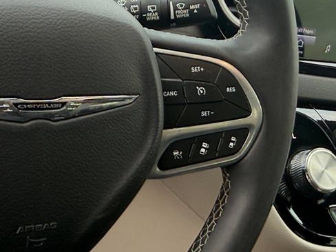 Used 2024 Chrysler Pacifica Touring-L FWD image 28