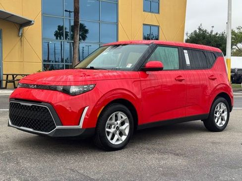 Certified 2025 Kia Soul LX image 1