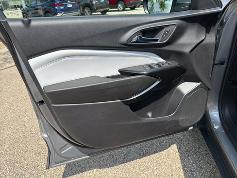 Used 2025 Chevrolet Trax LT FWD image 10