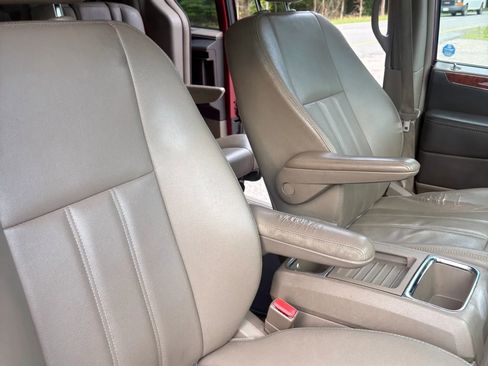 Used 2016 Chrysler Town & Country Touring FWD image 19
