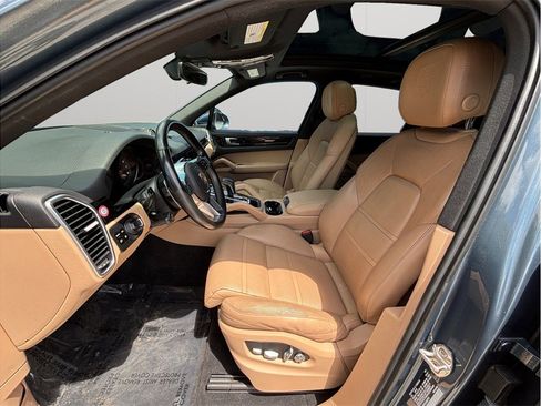 Used 2020 Porsche Cayenne AWD/4WD image 2