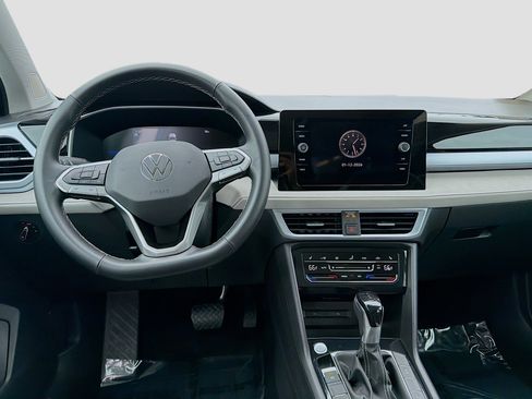 Certified 2025 Volkswagen Taos SE image 20