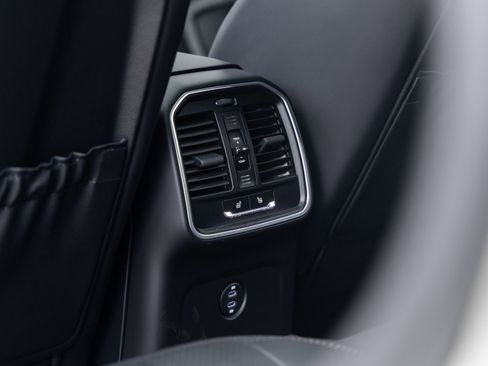 New 2026 Porsche Macan image 40