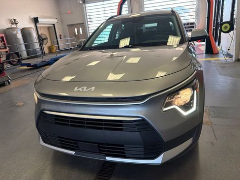 Used 2023 Kia Niro EX FWD image 5