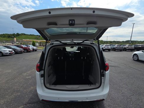 Used 2023 Chrysler Pacifica Touring-L FWD image 30