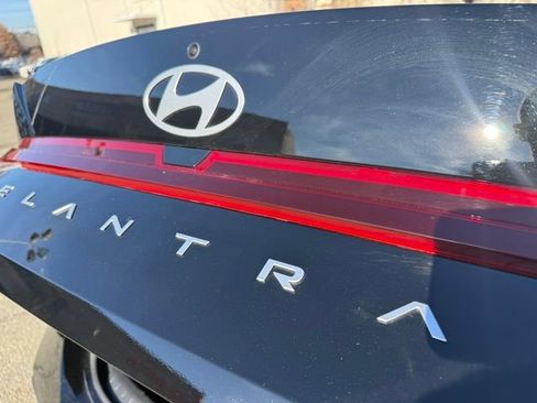 Certified 2025 Hyundai Elantra SE image 15