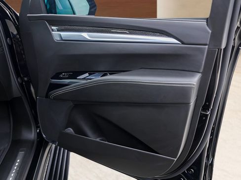 Certified 2025 Cadillac Escalade ESV V AWD/4WD image 31