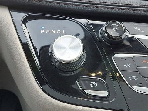 Used 2017 Chrysler Pacifica Limited image 16