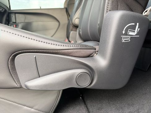 New 2027 Chrysler Pacifica Select FWD image 38