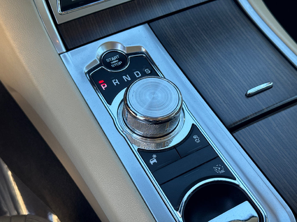 Used 2013 Jaguar XF RWD image 29
