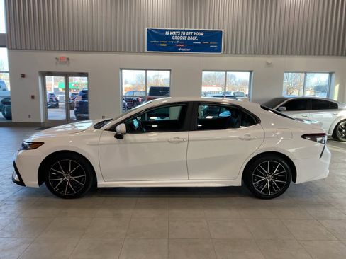 Used 2023 Toyota Camry SE image 2