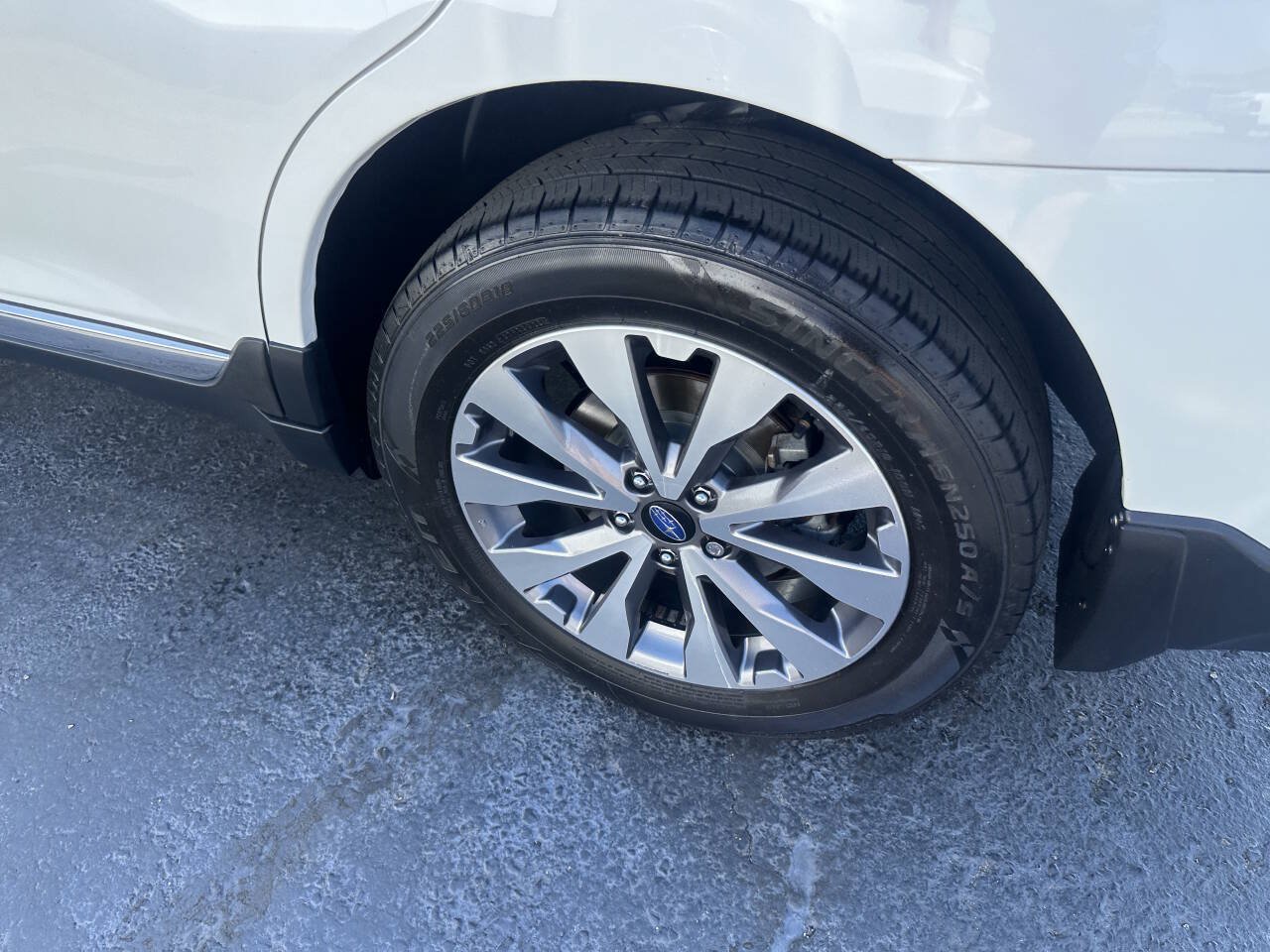 Used 2017 Subaru Outback 3.6R Touring AWD/4WD image 9