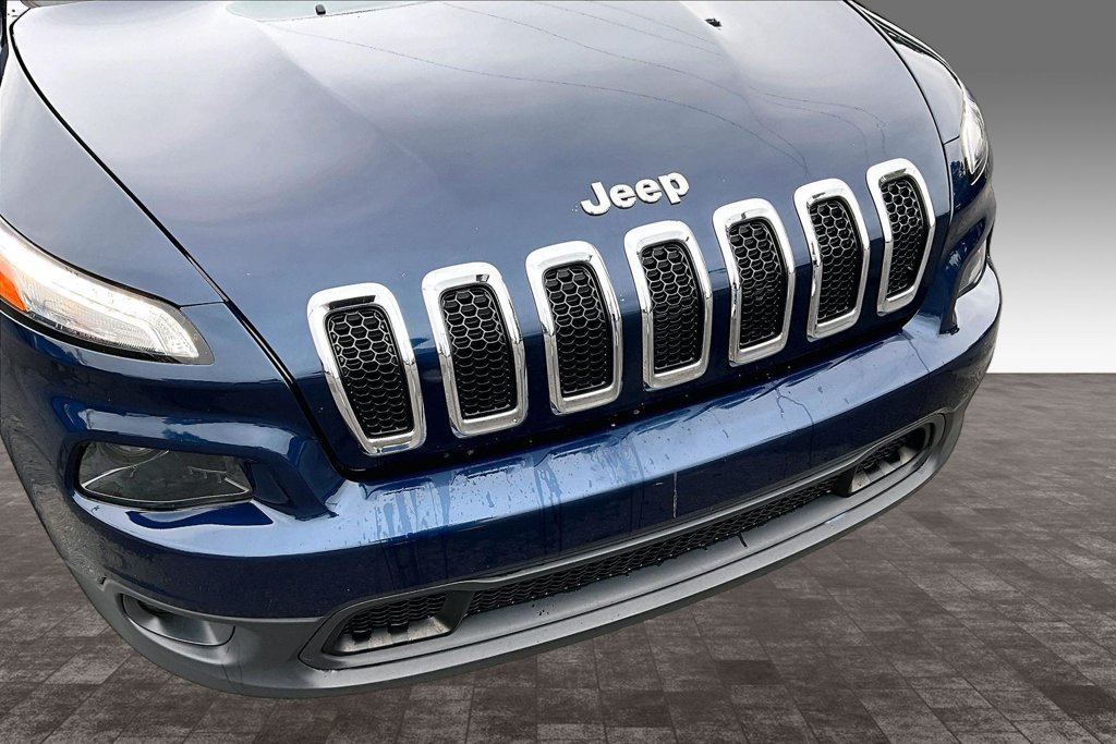 Used 2018 Jeep Cherokee Latitude Plus w/ Cold Weather Group AWD/4WD image 29