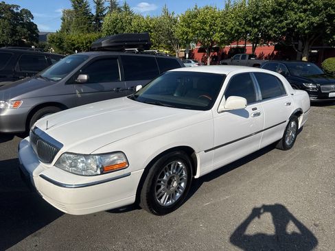 Used 2009 Lincoln Town Car Signature Limited image 4