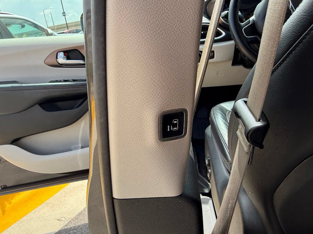 Used 2018 Chrysler Pacifica Touring-L FWD image 17