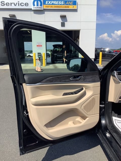 Certified 2025 Jeep Grand Cherokee Limited AWD/4WD image 15