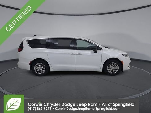Used 2024 Chrysler Pacifica Touring-L FWD image 17