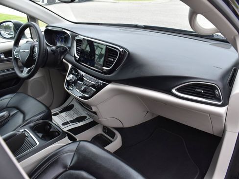 Used 2023 Chrysler Pacifica Touring-L FWD image 68