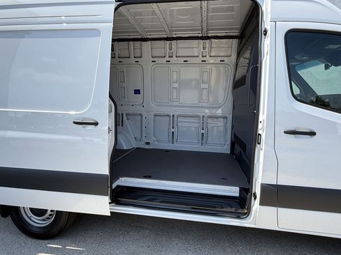 Used 2025 Mercedes-Benz Sprinter 2500 image 27