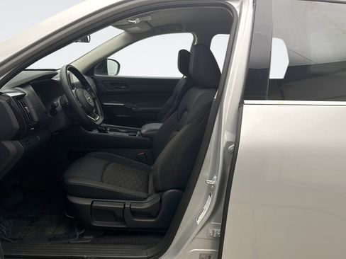 Used 2024 Nissan Pathfinder S image 11