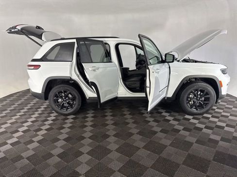 Used 2025 Jeep Grand Cherokee Altitude AWD/4WD image 16