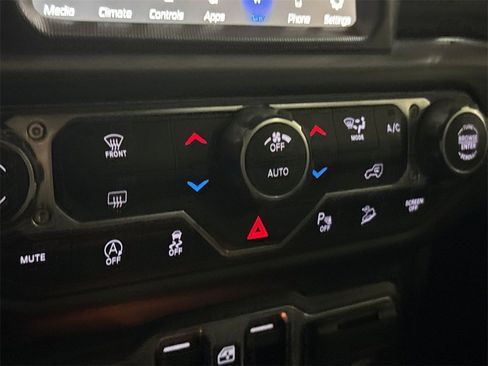 Used 2020 Jeep Wrangler Unlimited Sahara image 16