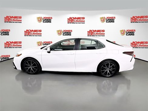 Certified 2022 Toyota Camry SE image 13