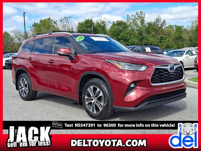 Certified 2022 Toyota Highlander XLE AWD/4WD image 1