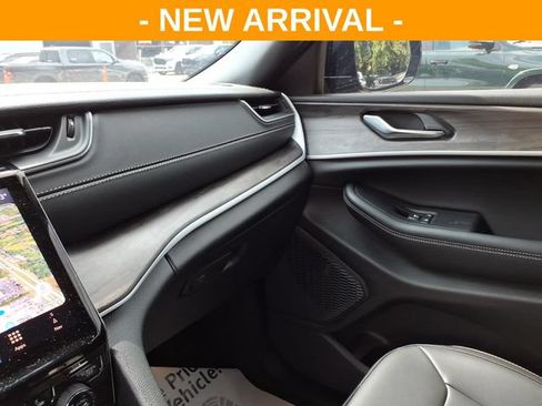 Used 2025 Jeep Grand Cherokee Limited w/ Black Appearance Package AWD/4WD image 24