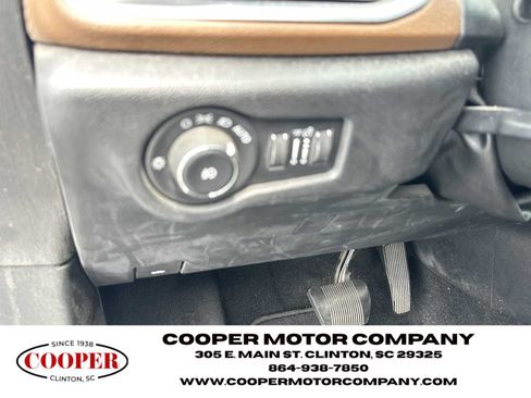 Used 2017 Chrysler Pacifica Limited w/ UConnect Theater Package FWD image 28