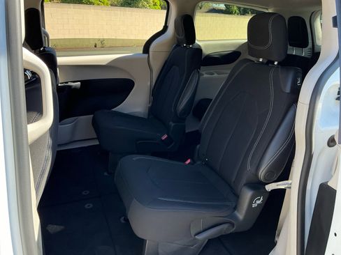 Used 2022 Chrysler Voyager LX image 18