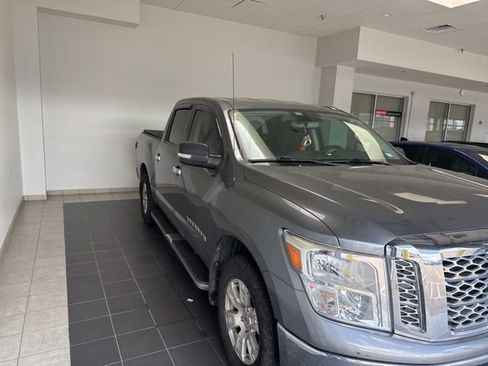 Used 2018 Nissan Titan SV w/ SV Convenience Package image 5