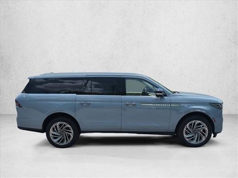 Used 2025 Lincoln Navigator L Reserve AWD/4WD image 4