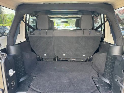 Used 2018 Jeep Wrangler Unlimited Sahara AWD/4WD image 12