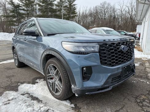 Used 2025 Ford Explorer ST image 2