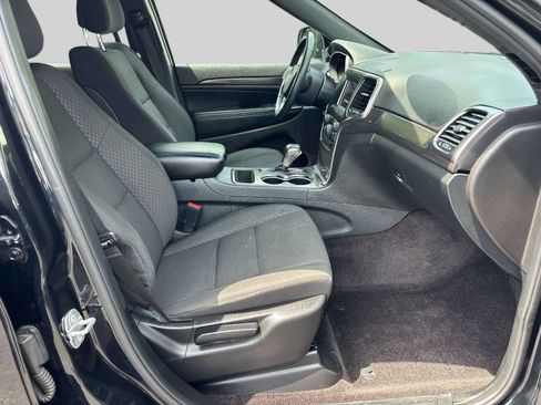 Used 2018 Jeep Grand Cherokee Laredo AWD/4WD image 17