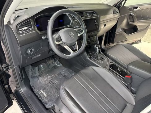 Used 2023 Volkswagen Tiguan SE w/ Panoramic Sunroof Package image 13