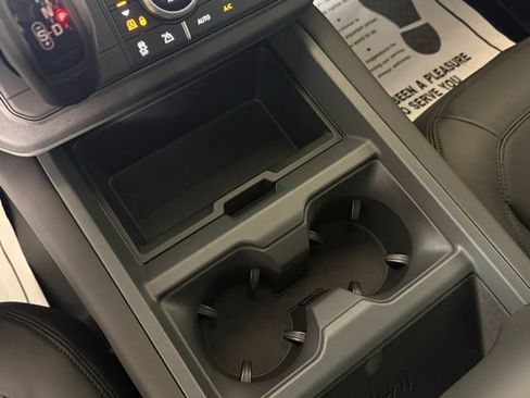 New 2026 Land Rover Defender 130 X-Dynamic SE image 33