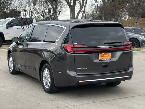 Used 2023 Chrysler Pacifica Touring-L image 4