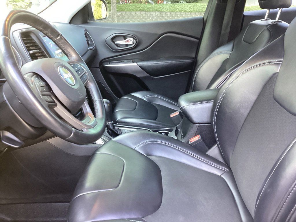 Used 2019 Jeep Cherokee Latitude Plus FWD image 3