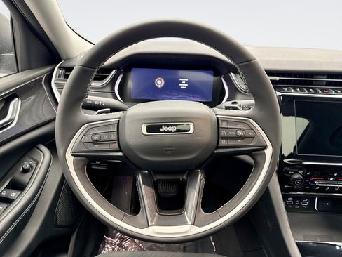 Used 2023 Jeep Grand Cherokee Laredo w/ Luxury Tech Group I image 12