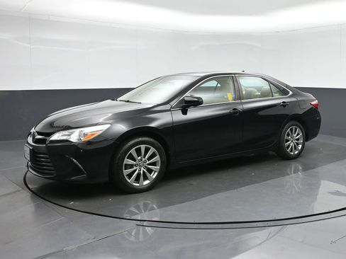 Used 2017 Toyota Camry XLE image 3