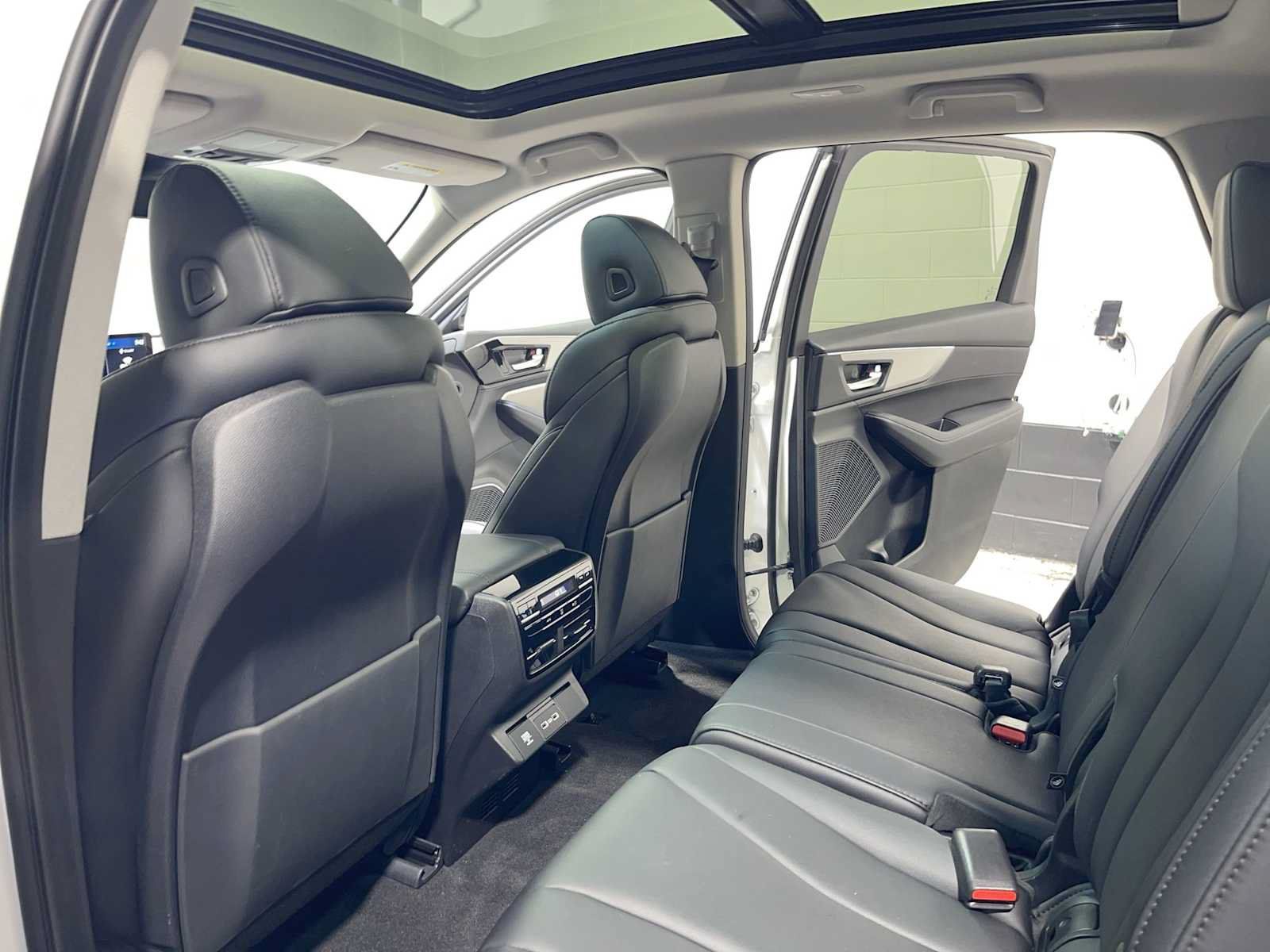 Used 2024 Acura MDX SH-AWD image 12