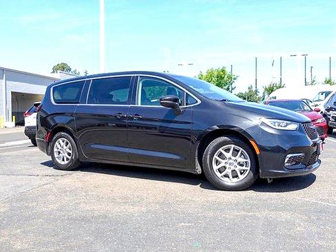 Used 2023 Chrysler Pacifica Touring-L FWD image 4