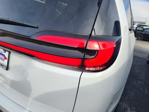 New 2025 Chrysler Pacifica Select w/ Fav Edition Package image 5