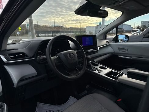 Used 2025 Toyota Sienna LE w/ LE Plus Package image 8